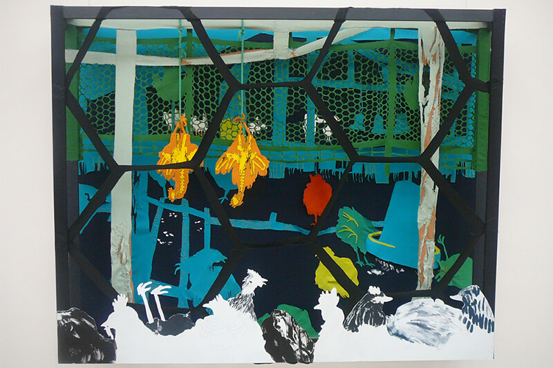 写真：松橋萌氏の多摩美卒業制作の作品。ニワトリ小屋を亀甲網越しに覗くような作品。ニワトリのようなシルエットがいくつも描かれる。奥には食肉用として吊るされたニワトリのようなイメージが見える