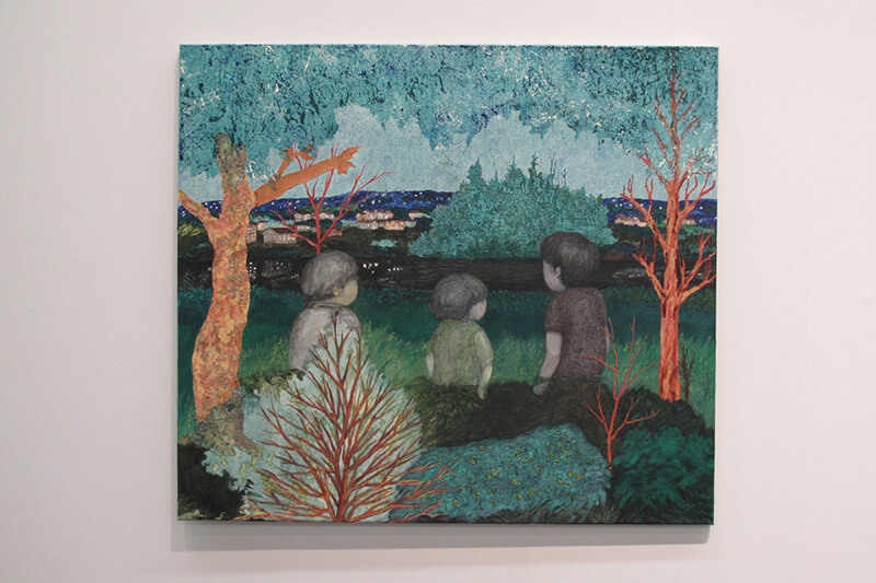 写真：松橋萌氏の平面作品。エルベ川を眺めている少しデフォルメされたような表情の見えない三人の子供の後ろ姿を中心に画面手前には木々や草が生い茂っている。画面後景には小さい家など町がみえる。要素の重なりで表現された、キャンバス油彩で描かれている作品。