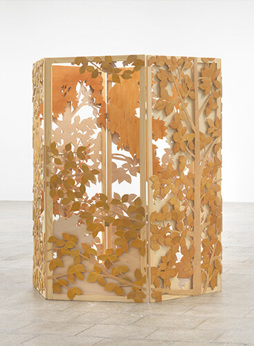 松橋萌氏の立体作品。木材を使い表現されたブナの森の作品。木材が重なりあい、木々や葉が表現されている。